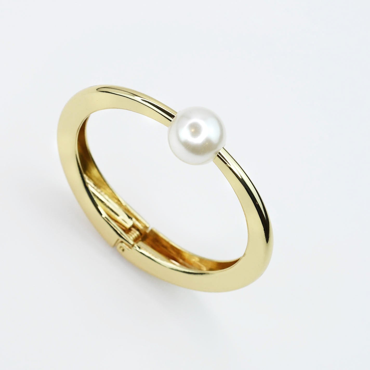 Halo Single Pearl Bangle Gold